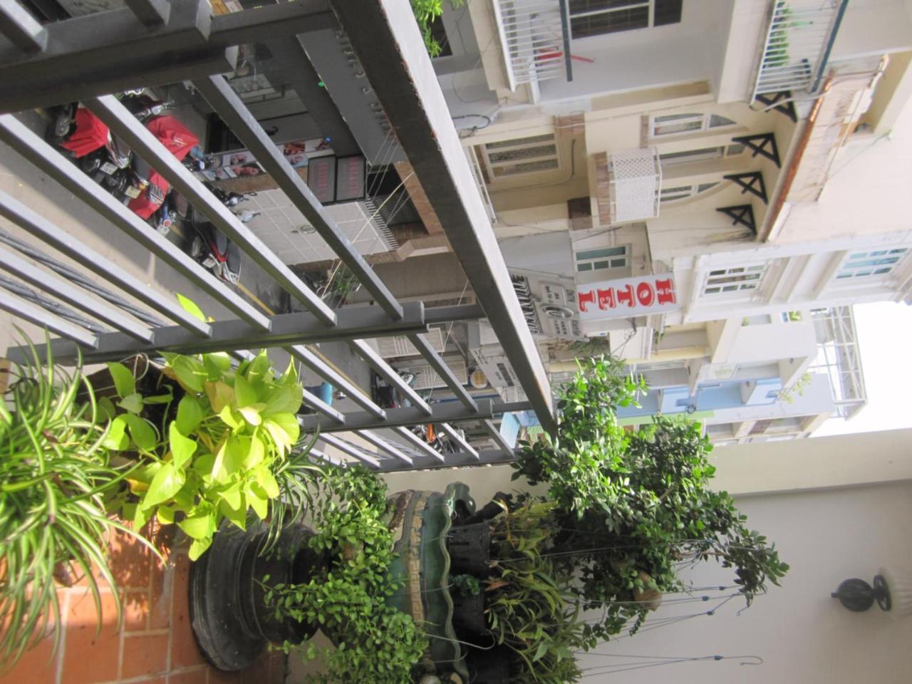 The Lily Hostel & Coffee Ho Chi Minh City Exterior photo