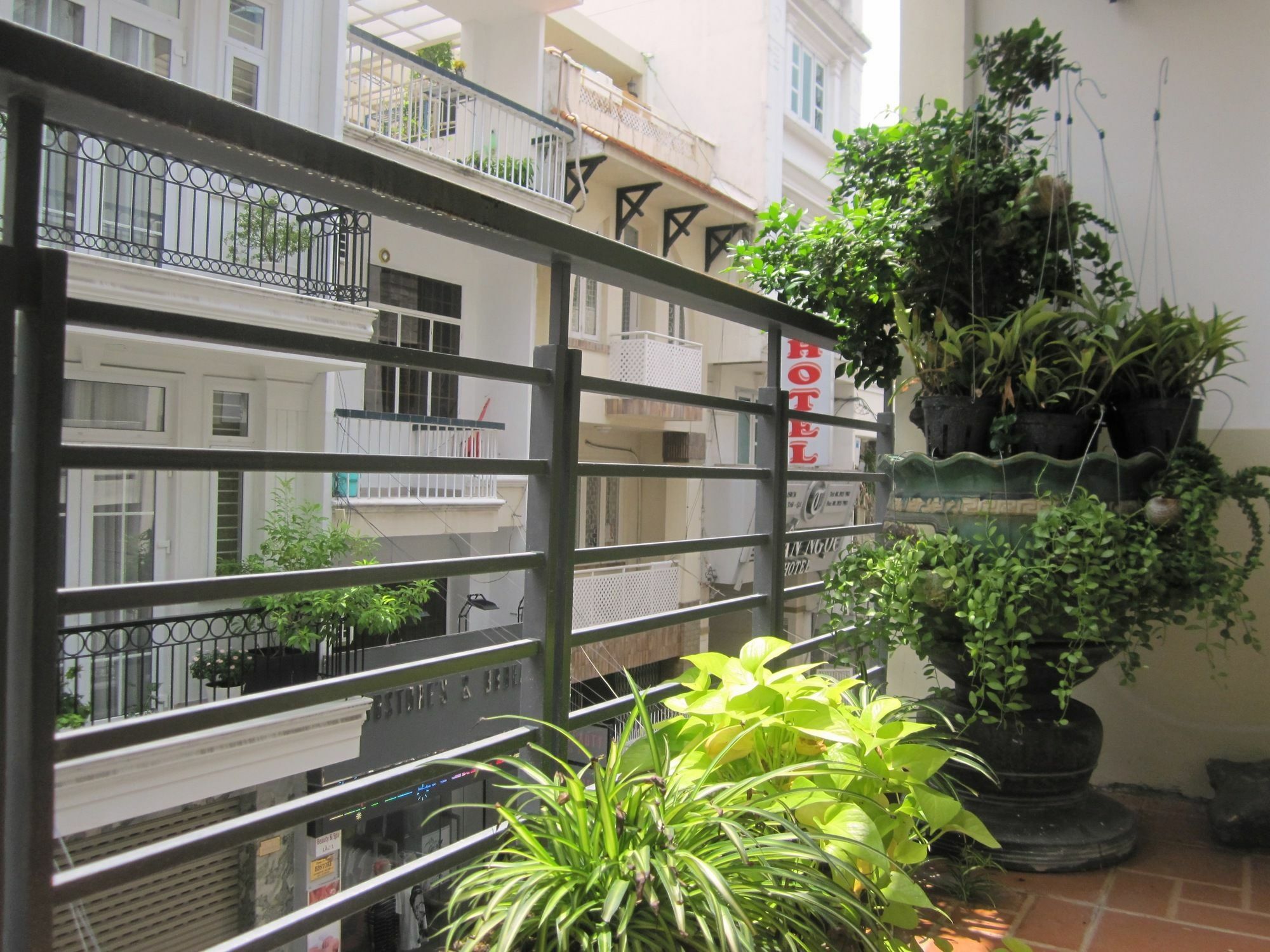 The Lily Hostel & Coffee Ho Chi Minh City Exterior photo